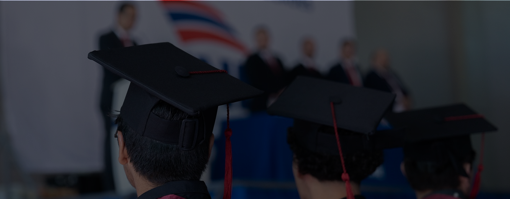 Estudiantes en biblioteca